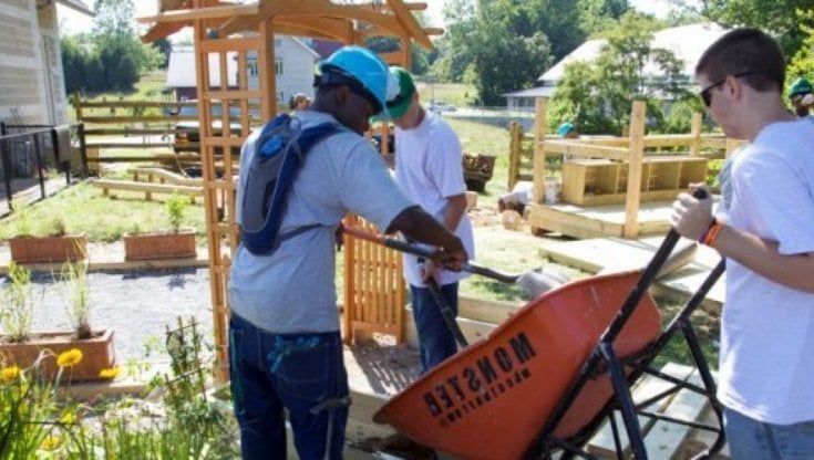 Volontariato, giornate retribuite per chi aiuta associazioni a sostegno di bambini, anziani, disabili, ambiente 