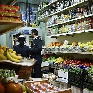 Esquilino, la truffa dei negozi cinesi. <span>Vendite all'ingrosso senza licenza</span>