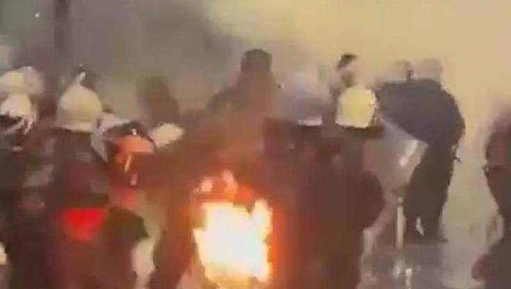 Tirana, manifestanti lanciano una molotov contro la polizia: agente viene avvolto dalle fiamme
