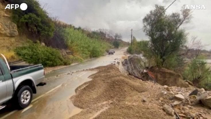 Creta, frane e allagamenti sulle strade: le immagini dei danni provocati dalla tempesta