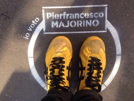 'Vota con i piedi' alle primarie di Milano, la campagna stencil e social