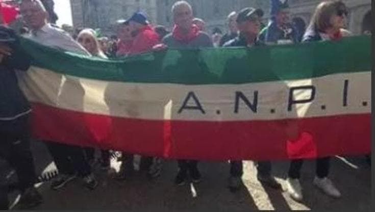 Lo striscione di Pertini torna in piazza con l’Anpi: “Perché sulla Flottiglia ci sono i partigiani”