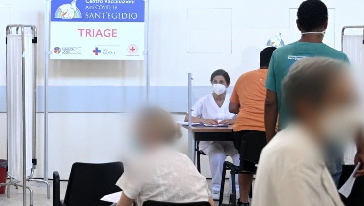 Vaccino Covid, è allarme fragili: "Pensiamo alla terza dose o sarà troppo tardi"