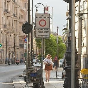 Palermo, primo giorno con la "nuova" Ztl: dimezzato il traffico nel centro. Caos sui pass per le zone blu