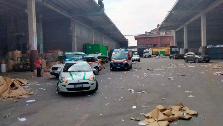 Operaio 18enne resta con le mani schiacciate in una pressa nel Milanese: è grave 