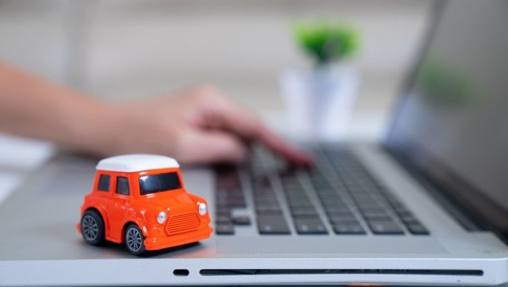 Auto, gli acquisti online non decollano: per gli italiani test drive e trattativa restano indispensabili