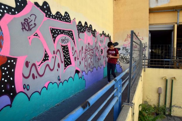 Bari, i writers colorano il sottovia: i residenti protestano