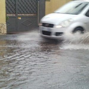 Maltempo, bomba d'acqua a Santa Marinella: bimbi sul tetto dell'asilo, salvati