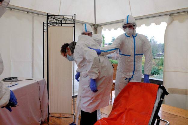 Ebola, cos&igrave; i medici intervengono per un caso sospetto