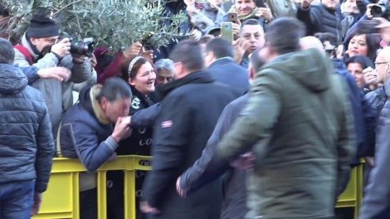 Quel baciamano a Salvini svela il volto della Lega a Sud 