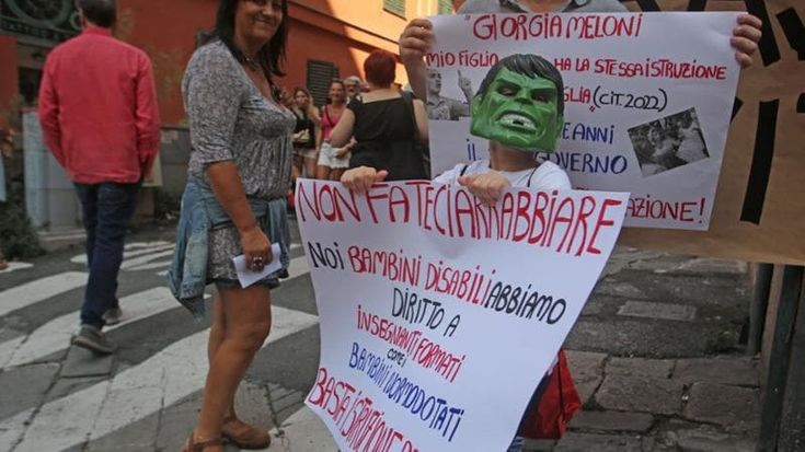 "Basta vite precarie", insegnanti di sostegno in piazza a Genova