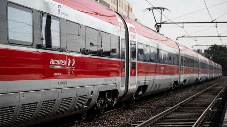 Caos treni, come richiedere il rimborso per ritardi e cancellazioni. Le regole Trenitalia e Italo