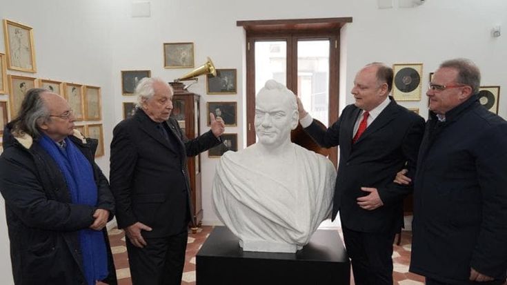 Collezionista dona a Casa Caruso una copia del busto del grande tenore conservata nel Museo