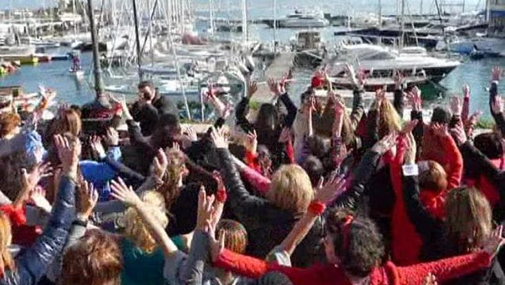 Femminicidio: a Napoli flash-mob con scarpe e foulard rossi