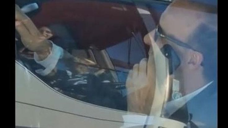 Roberto Benigni beccato alla guida, al telefono e senza cintura