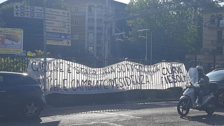 Striscioni sparsi in città, la contestazione dei tifosi della Fiorentina contro i giocatori viola