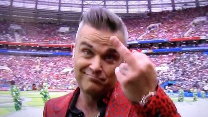 Inaugurazione Mondiali 2018, Robbie Williams mostra il dito medio alle telecamere