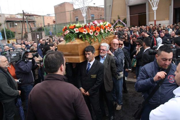 Ilva, i funerali dell'operaio morto di tumore a 39 anni