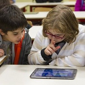 Francia, i professori promuovono gli ebook, uno su tre li usa in classe