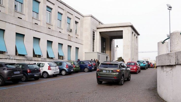 Covid in Lombardia, la Regione aumenta di nuovo i posti letto per alleggerire la pressione sugli ospedali
