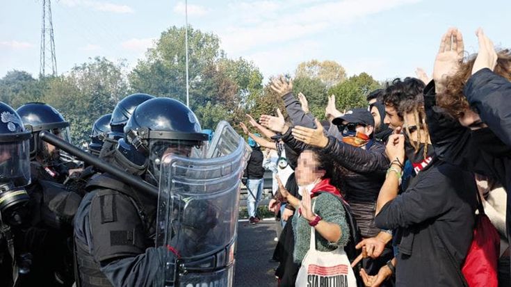 Una parte del corteo per la Flotilla invade la tangenziale: tensione e traffico paralizzato