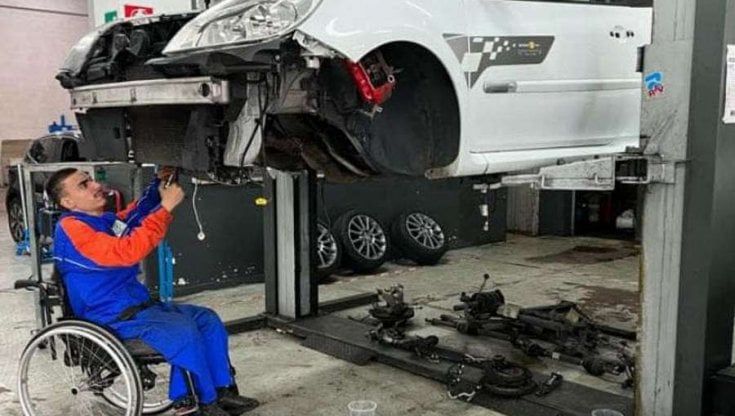 Perse i genitori e l'uso delle gambe in un incidente d'auto, ora Nicolas studia per diventare meccanico: "Nonostante tutto i motori sono la mia passione"