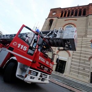Minaccia di gettarsi dal campanile: "Voglio rivedere mio figlio per Natale"