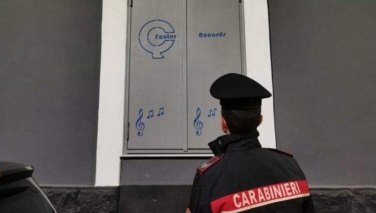 Catania, la casa discografica dei neomelodici è del boss: sequestrata la “Q Factor records”, 15 arresti