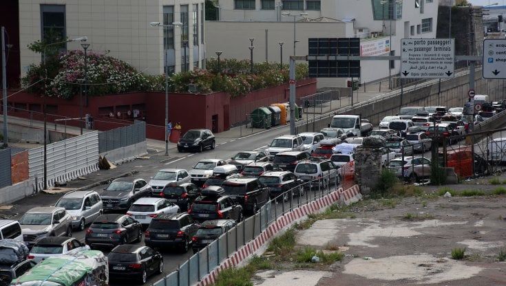 Imbarchi ai traghetti, lunghe file in uscita all'autostrada a Genova