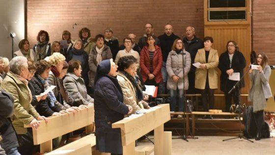 Torino, standing ovation in chiesa per il parroco rimosso: "Io, cacciato per colpa di pochi"