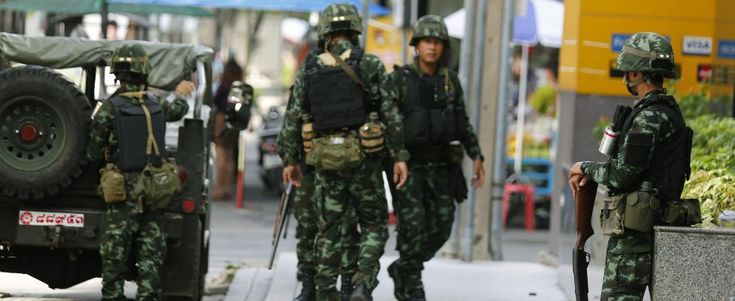 Thailandia, l'esercito proclama la legge marziale. Truppe in strada a Bangkok, censurati i media