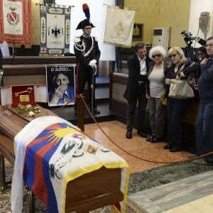 Un lungo applauso per l'addio a Pannella. Teramo lo saluta per l'ultima volta