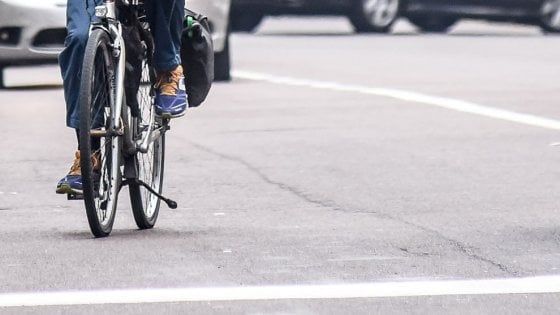 In bici ubriaco, finisce nel fosso: denunciato per guida in stato ebbrezza nel Cremonese