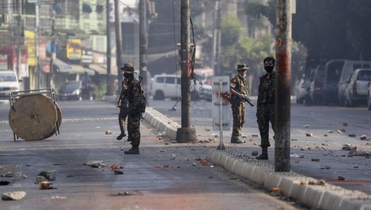 Un esercito federale per sfidare i generali golpisti, il Myanmar scivola verso la guerra civile