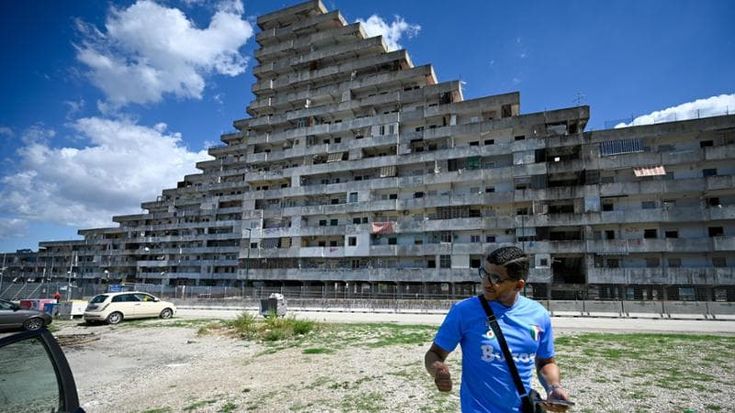 Scampia, il sindaco Manfredi ordina lo sgombero parziale delle Vele Rossa e Gialla: “Rischi all’incolumità”