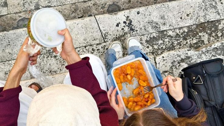 L’assalto alla fontana di Monti tra tuffi notturni e lanci di bottiglie. “Gioiello da proteggere”