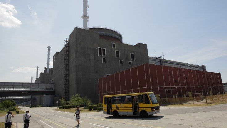 Zaporizhzhia, i russi portano armi e soldati dentro la centrale nucleare: gli ucraini non potranno bombardarla
