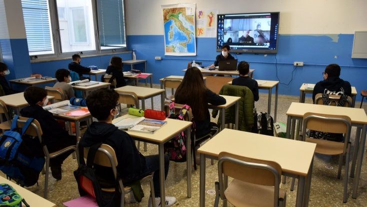 Regno Unito, il ministro Williamson: "Basta abusi, vietiamo di portare i cellulari a scuola"