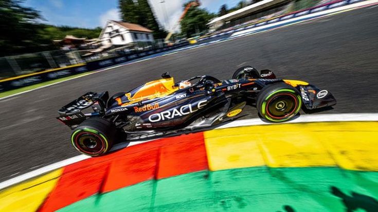 F1, Verstappen vince la sprint race del Gp del Belgio davanti a Piastri e Gasly. Ferrari ai piedi del podio
