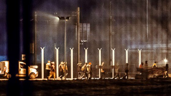 Migranti: in 100 forzano tunnel della Manica, traffico sospeso per nove ore