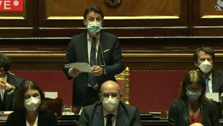 Crisi di governo, Conte e il discorso bis al Senato. Poche contestazioni, gli applausi sono per Liliana Segre