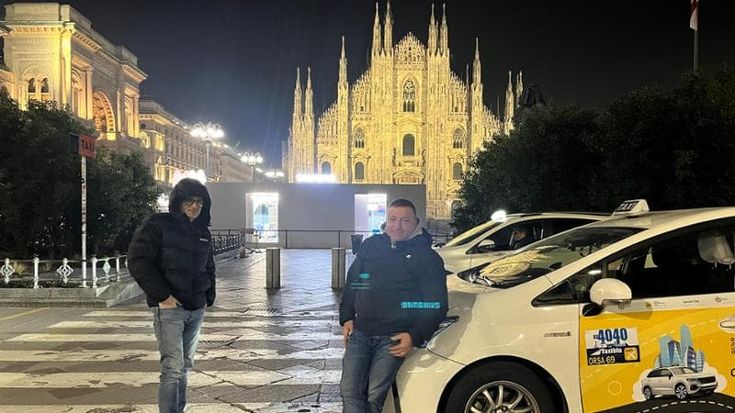 Chat e sguardi di sfida, viaggio notturno nella guerra tra taxi e Uber