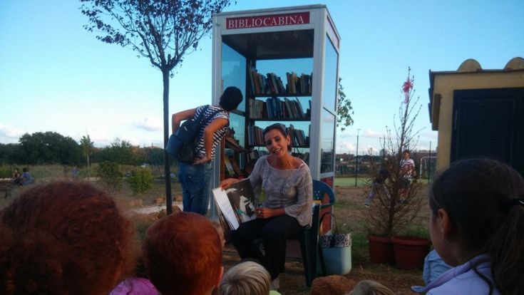 La bibliocabina nel parco: "Sul prato come in salotto tra libri e favole al telefono"