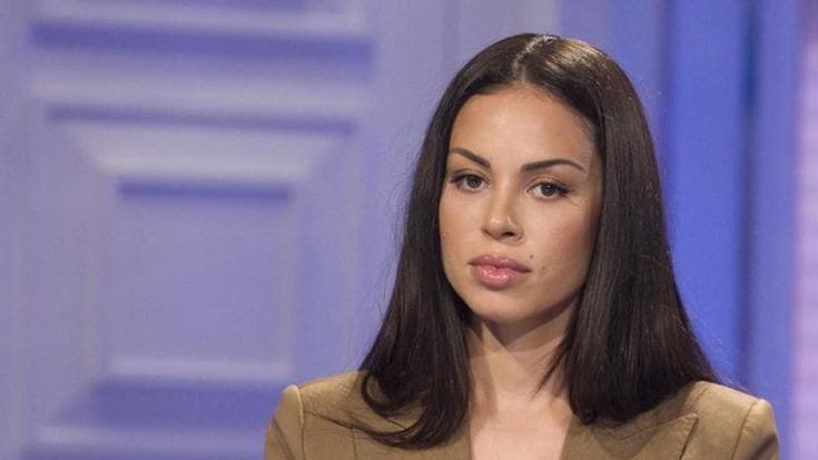 Estorsione Berlusconi, la teste Karima “Ruby” El Mahroug non si presenta: “Allatto, non posso”