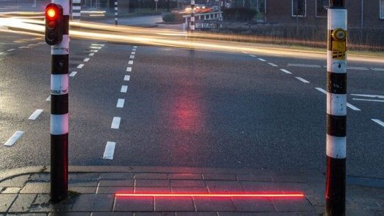 Olanda, strisce con LED per pedoni distratti dallo smartphone