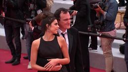 Cannes, Tarantino in love, abbracci e sussurri a Daniella: "Ho sposato la donna perfetta"