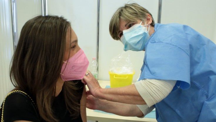Toscana, da domani tocca ai maturandi: via alle prenotazioni del vaccino. Da lunedì prime dosi a under 30 e in azienda