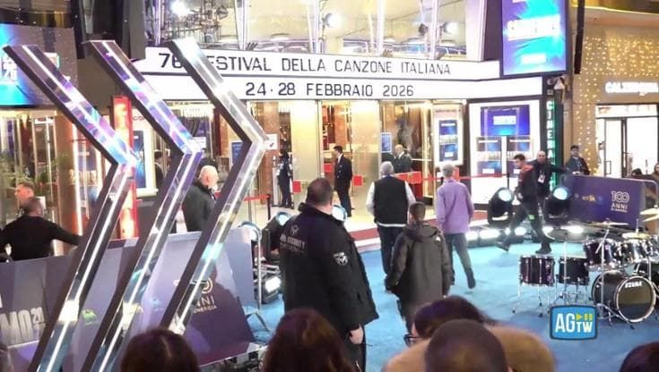 Sanremo, fan in attesa davanti all'Ariston: cresce l'entusiasmo per il Festival