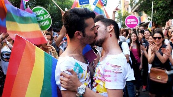 "Gay Pride? Solo folklore". A Novara il sindaco leghista nega il patrocinio ed è polemica