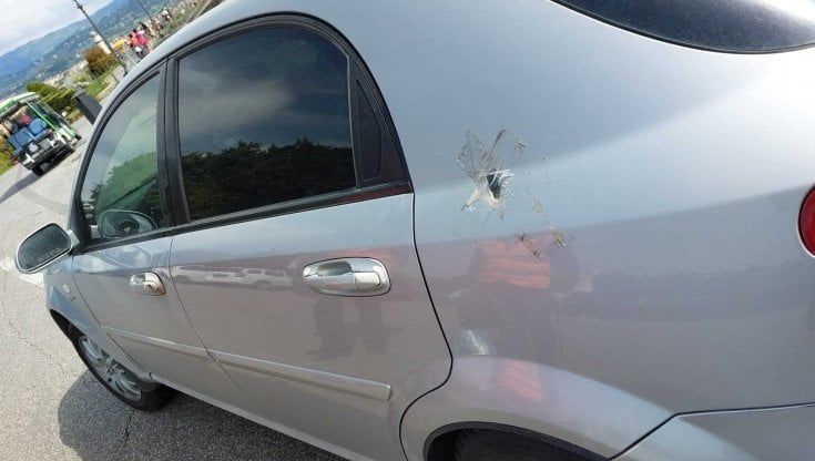 Firenze, la famiglia di rifugiati in fuga con l’auto forata da una scheggia 